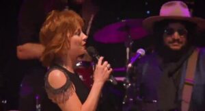 Reba McEntire Takes the Stage by Storm with a Breathtaking, Emotion-Fueled Rendition of “Me And Bobby McGee” at the Kris Kristofferson Tribute Show, Delivering an Unforgettable Tribute to a True Legend!