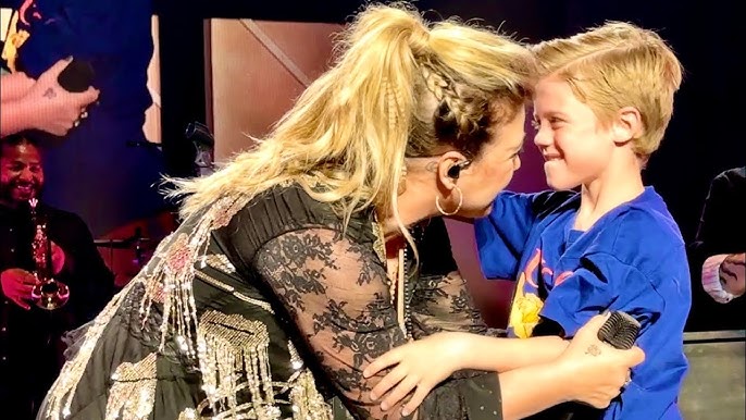 Kelly Clarkson’s Las Vegas Show Became An Unforgettable Family Moment When Her Seven-Year-Old Son, Remington, Joined Her On Stage For A Fiery Rendition Of ‘Whole Lotta Woman!’ Proudly Introducing Him To The Cheering Crowd, Kelly Revealed Her Son Picked ‘The Coolest Song A Dude Could Pick.’ The Crowd Went Wild As Mother And Son Shared The Spotlight, Turning The Performance Into A Heartwarming, Must-See Moment That Had Everyone On Their Feet